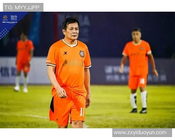 闪耀绿茵场的足球明星金色头发发箍引领时尚潮流与运动风尚